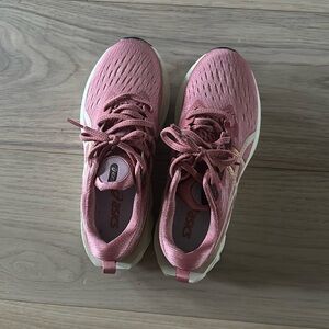 ASICS size 6 like new